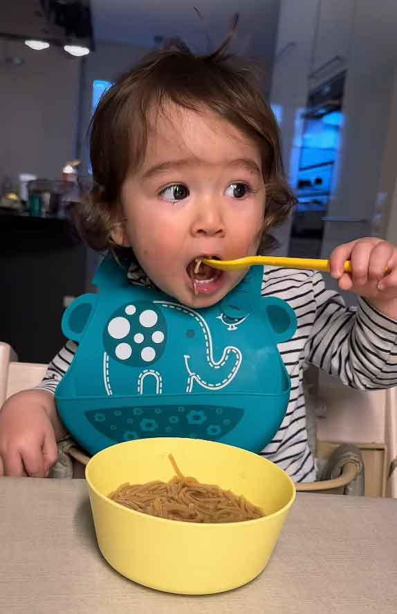 フォークを使って上手にそばを食べるソノくん（画像はスクリーンショット）