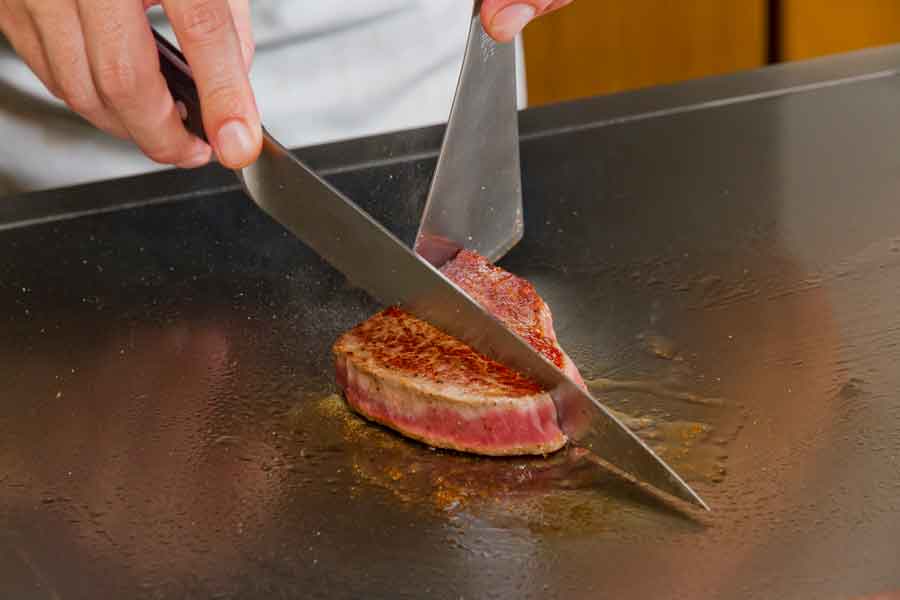 アメリカ人は、目の前で焼いてくれるスタイルの鉄板焼きに感激（写真はイメージ）【写真：PIXTA】