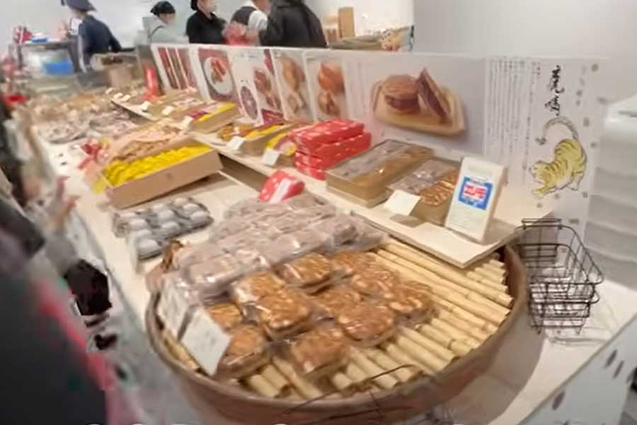 デパ地下でお気に入りの和菓子・どら焼きを発見し「栗入りも買おう！」と大盛り上がり（画像はスクリーンショット）
