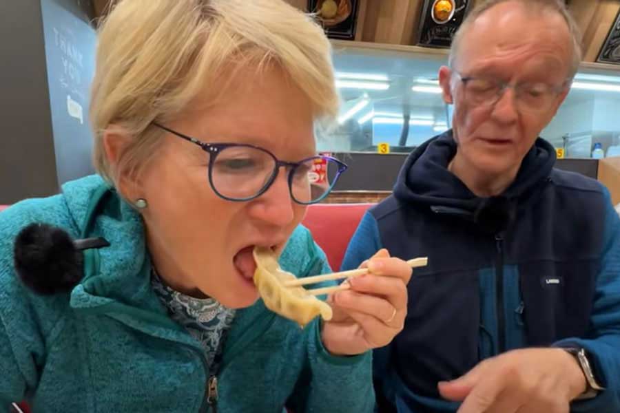 日本の餃子を堪能するレナさんの両親（画像はスクリーンショット）