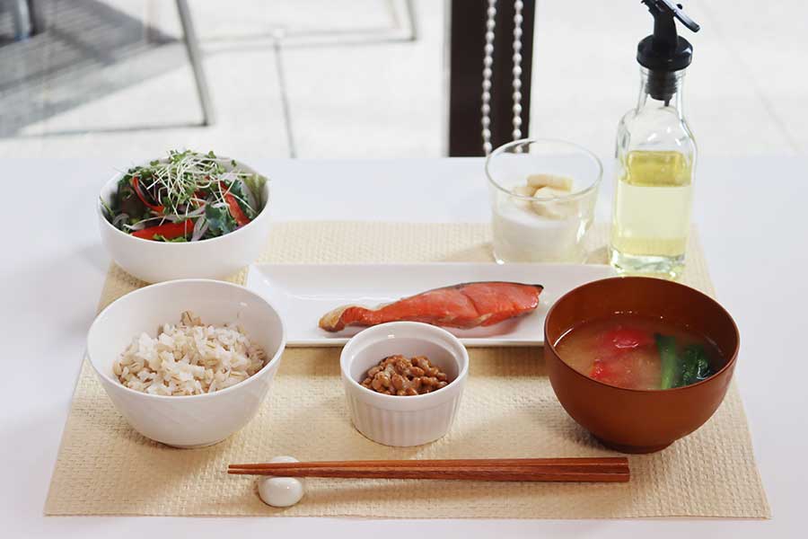 工藤あきさんが食べている、ある日の朝食。アマニ油を添えて