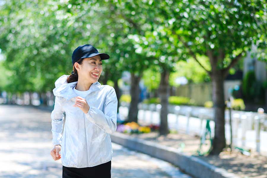 適度な運動は夜のスムーズな入眠に効果が（写真はイメージ）【写真：PIXTA】