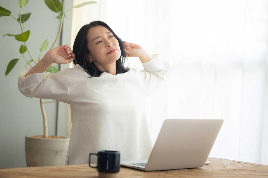 ゆっくりと肩を回し、肩甲骨をストレッチして首の痛みを防ぐ（写真はイメージ）【写真：PIXTA】