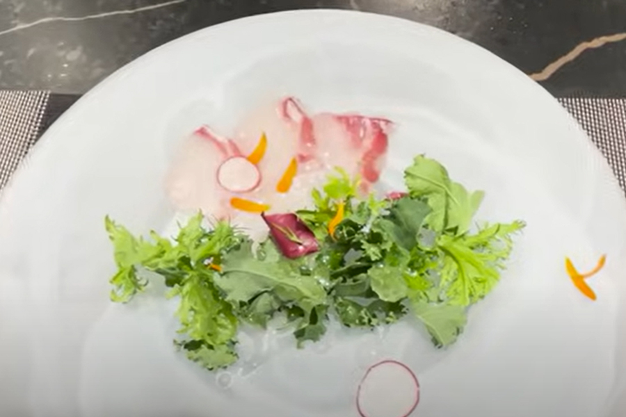 アメリカでは、ほとんど食べられなかった「魚が好きになった！（笑）」と感激した真鯛の刺身のサラダ（画像はスクリーンショット）