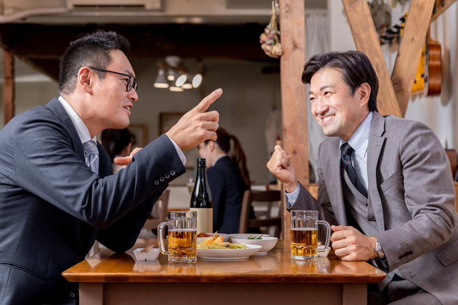 スーツ姿で飲酒を楽しむサラリーマン（写真はイメージ）【写真：PIXTA】