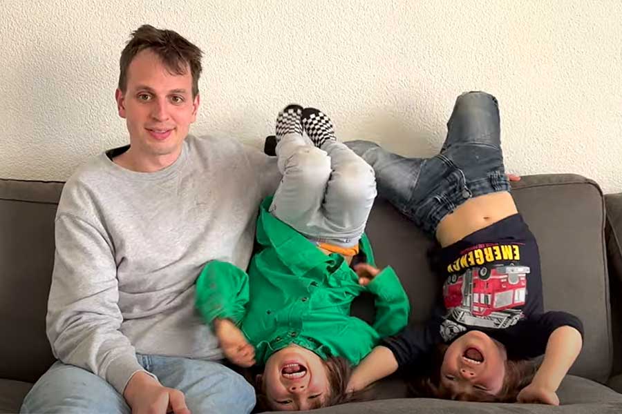 「カレーと餃子とお団子が食べたい！」と叫んだミオくんと一緒に、逆立ちするほど大喜びのリノくん。パパのファビオさんも「コンビニは最高」と楽しみに（画像はスクリーンショット）