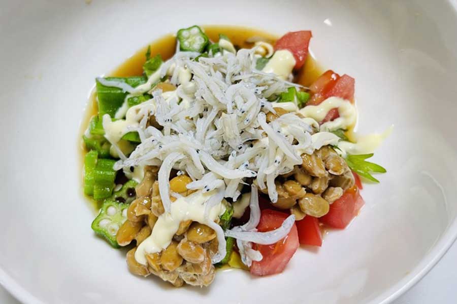 トマト、シラス、オクラと納豆の組み合わせで栄養バランスアップ！（写真はイメージ）【写真：写真AC】