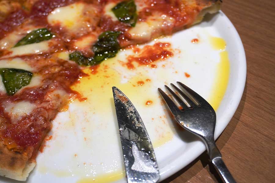 イタリアではナイフとフォークを使ってピザを食べる人も（写真はイメージ）【写真：写真AC】