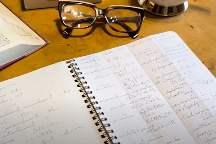 フランス語がわからず、カタカナでメモを取り、帰宅後に辞書で調べる日々。真剣に向き合った記録である単語ノート（画像はスクリーンショット）