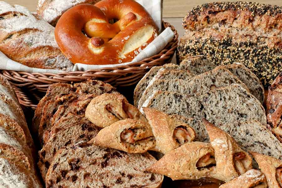 ライ麦などを使った、固くて食べごたえのあるドイツパン（写真はイメージ）【写真：写真AC】