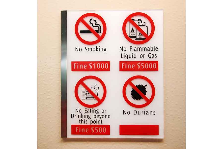 持ち込み禁止のものが記された看板。「No Durian」の表示も【写真:IMAGO / Pond5 Images】