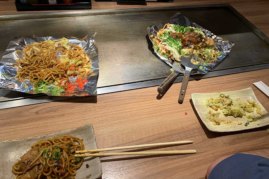 ノルウェー人のアマンダさんとイギリス人のジェイミーさんは、日本で食べたお好み焼きに感動【写真提供：アマンダ】