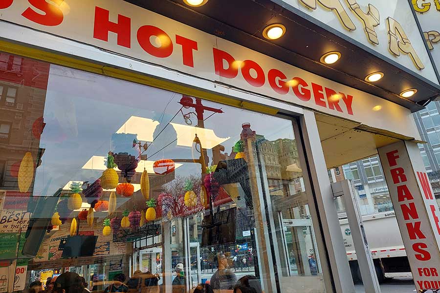 ニューヨークのホットドッグ店【写真:ユキ】