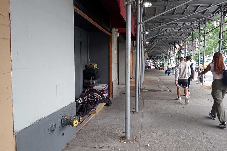 華やかなイメージの一方で、街の至るところにホームレスが暮らしている【写真：ユキ】