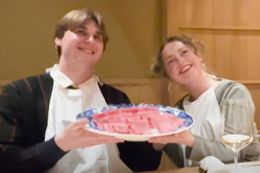 初体験の和牛すき焼きに夢中になったふたり。富良野和牛と松阪牛の皿を手に笑顔で記念撮影（画像はスクリーンショット）