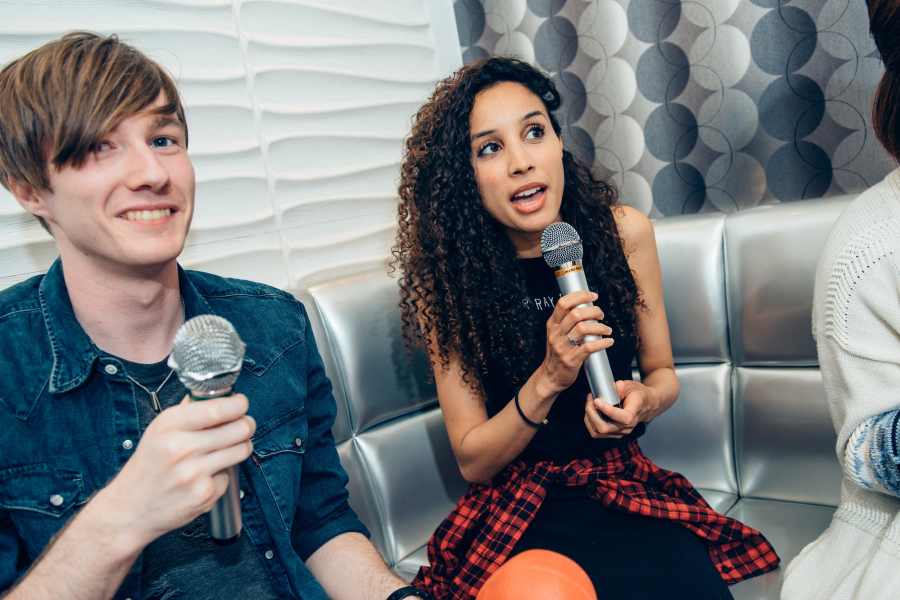 周囲を気にせず、仲間だけで盛り上がれる日本のカラオケボックスにハマる外国人は意外に多い（写真はイメージ）【写真：PIXTA】