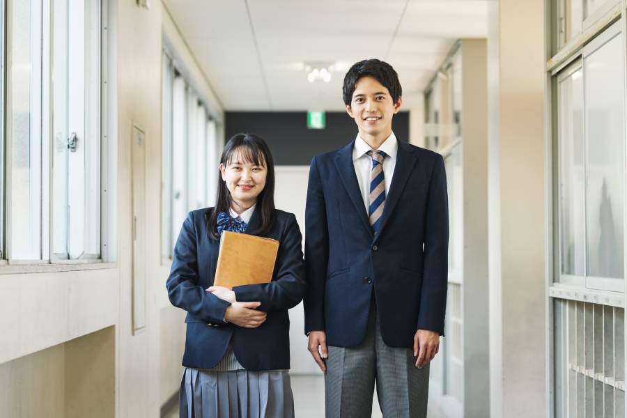 フランスでは富裕層の私立学校のイメージがあるという学生服（写真はイメージ）【写真：PIXTA】