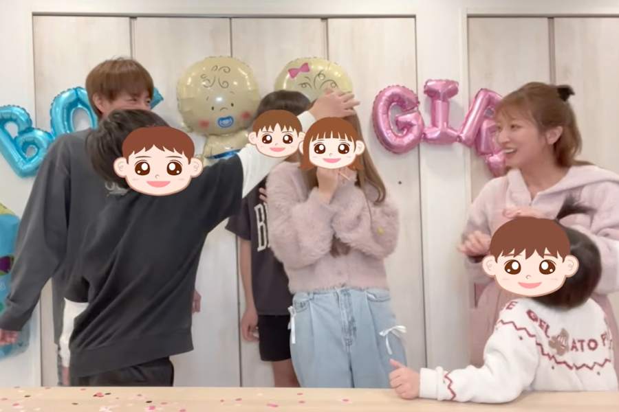 前髪についた紙吹雪を取ってあげる昊空くん（画像はスクリーンショット）