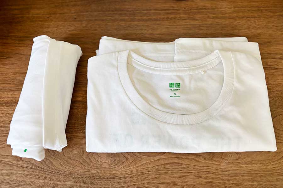 同じTシャツで比較。左がミリタリーロールで、右が普通のたたみ方【写真:伊藤まき】