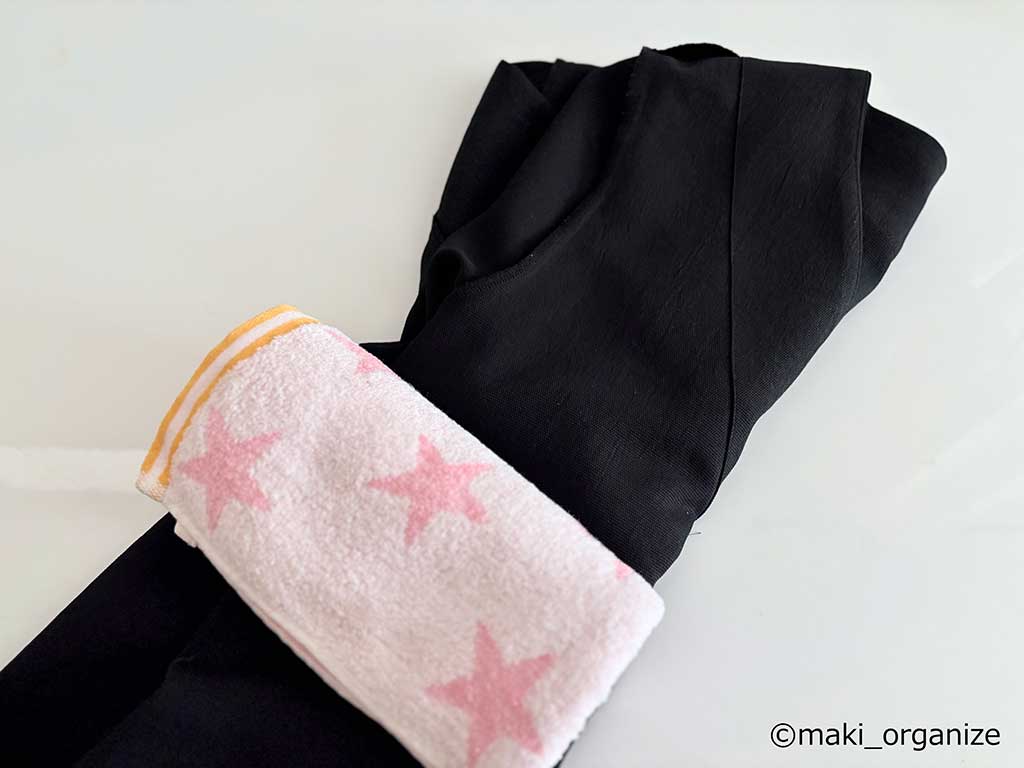 ワンピースを裏返してから、丸めたタオルを芯にするイメージで巻きつけるとシワになりにくい【写真:伊藤まき】