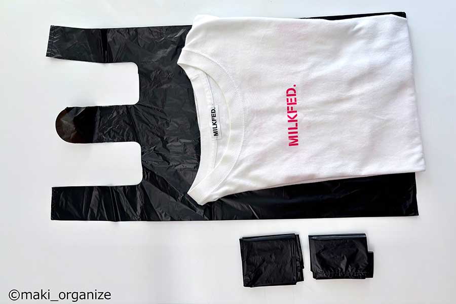 たたんだTシャツがすっぽり。袋もたためばコンパクトに！【写真：伊藤まき】
