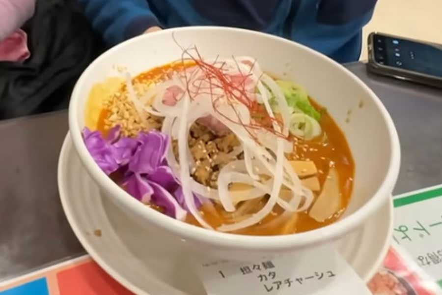 レナさんのお父さんが辛さを“強”で注文した担々麺（画像はスクリーンショット）