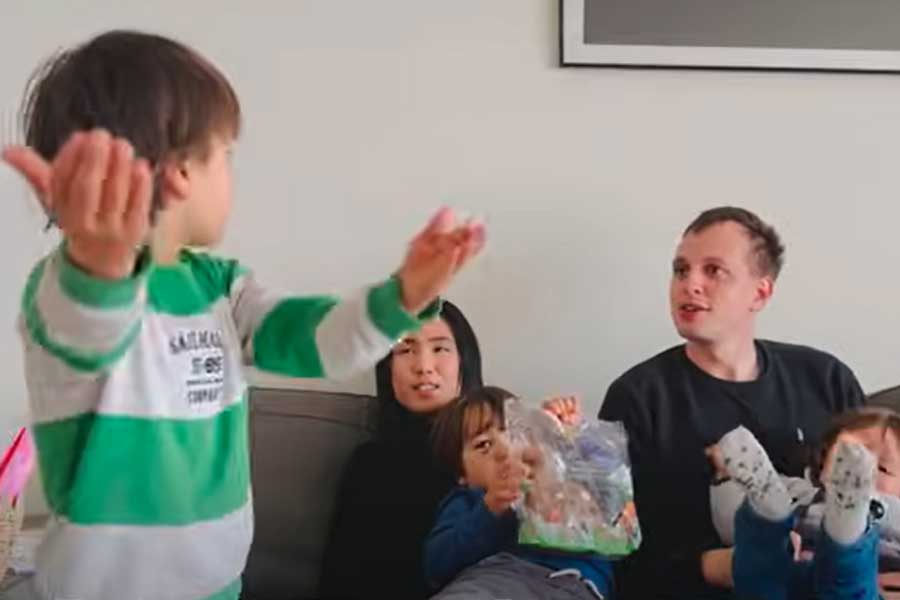 スイス人パパに「日本人が見てくれているんだよ」と、日本語で話すよう熱弁する5歳のミオくん（画像はスクリーンショット）