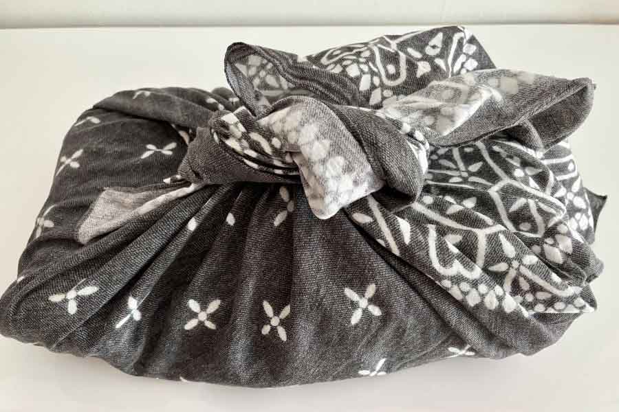 風呂敷は形が変えられるので、使い勝手抜群【写真:伊藤まき】