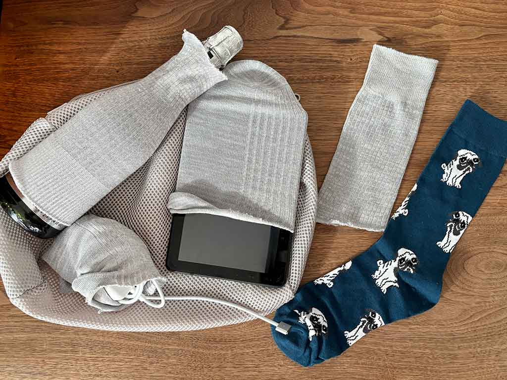 くるぶし丈のソックスはガジェット入れに。長さのあるものはワインボトルの梱包材代わりにも【写真：伊藤まき】