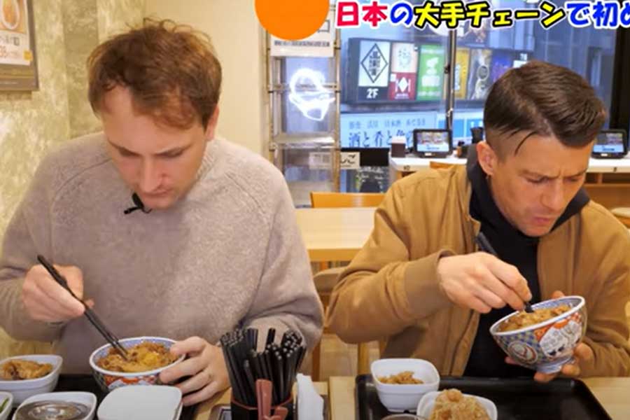 初めて食べる日本のチェーン店の牛丼に夢中になった、オレリアンさんとロバさん（画像はスクリーンショット）