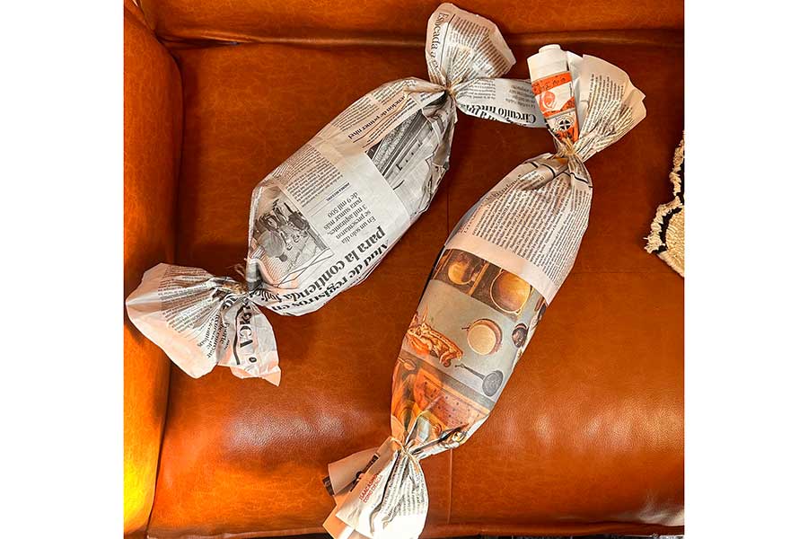 海外旅行のお土産を現地の新聞紙で包装。キャンディ型もかわいい【写真提供：ゆゆ@海外ひとり旅（@lol7griw）さん】