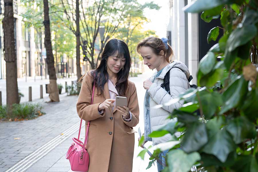 英語が話せなくても、スマホなどを使って助けてくれる日本人が多いことに感動（写真はイメージ）【写真：PIXTA】