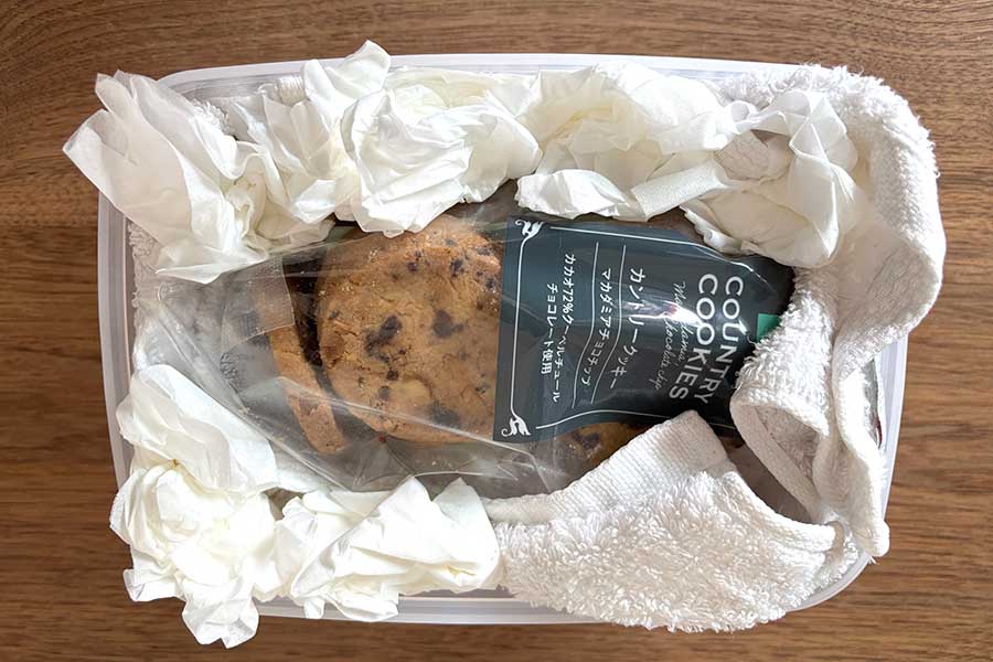 食品用保存容器にタオルなどとともに入れる【写真:伊藤まき】