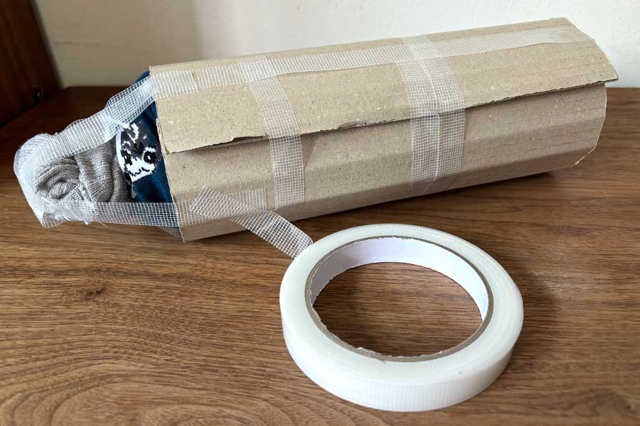 瓶の首にタオルを巻いたうえで、段ボールと養生テープでしっかりと保護【写真:伊藤まき】