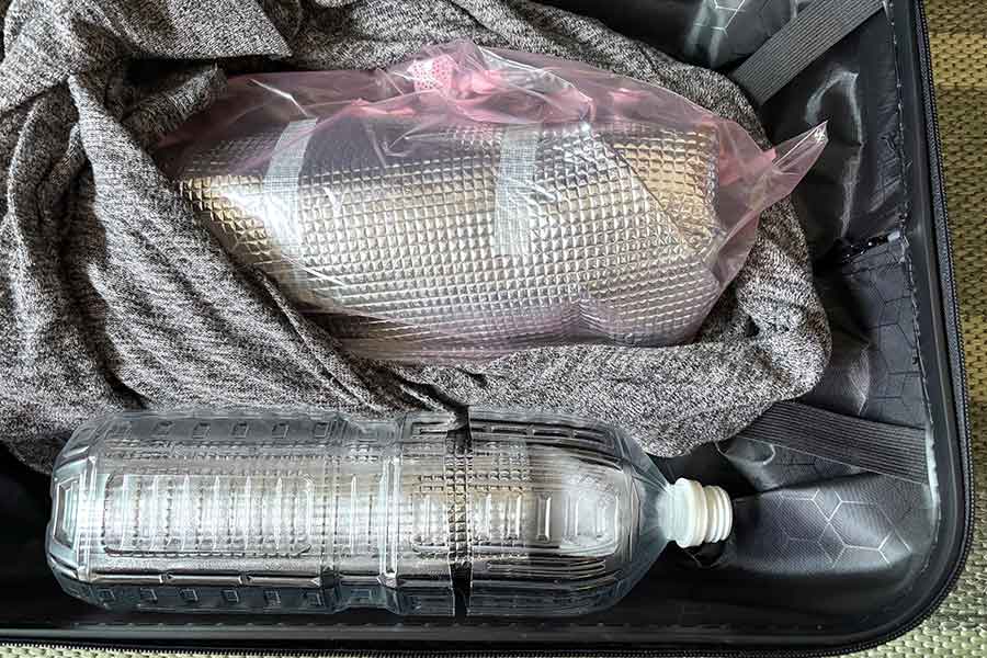 保冷バッグやエアパッキンでさらに包んで、スーツケースの真ん中に入れると、より安心【写真:伊藤まき】