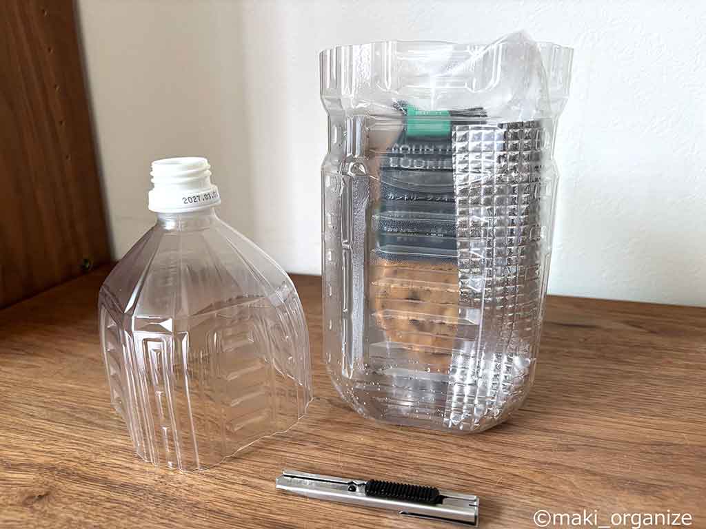 ペットボトルで作れる簡易保存容器。指を切らないように注意【写真:伊藤まき】