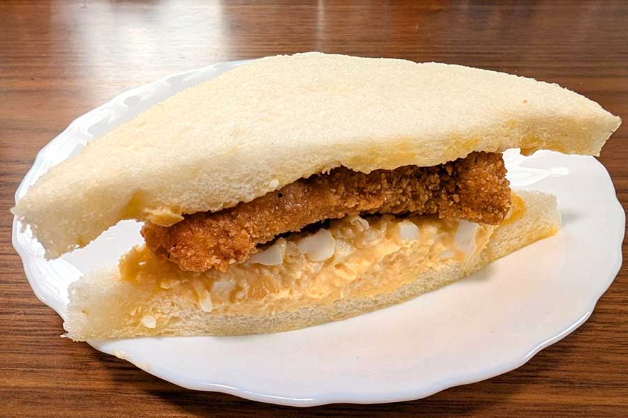 卵サンドにフライドチキンをサンド【写真：Hint-Pot編集部】