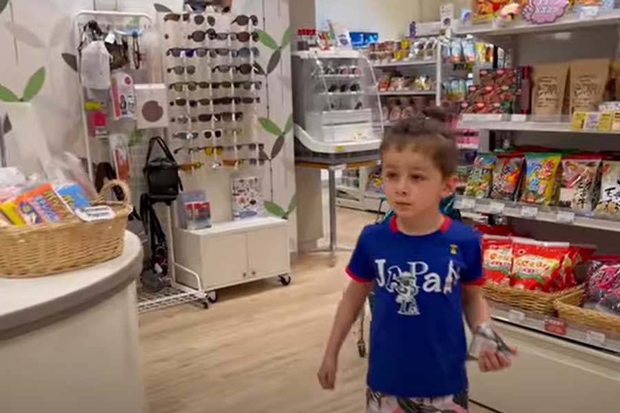 レジに店員さんがいなくて戸惑うノアくん。その後、無事にお買い物に成功（画像はスクリーンショット）