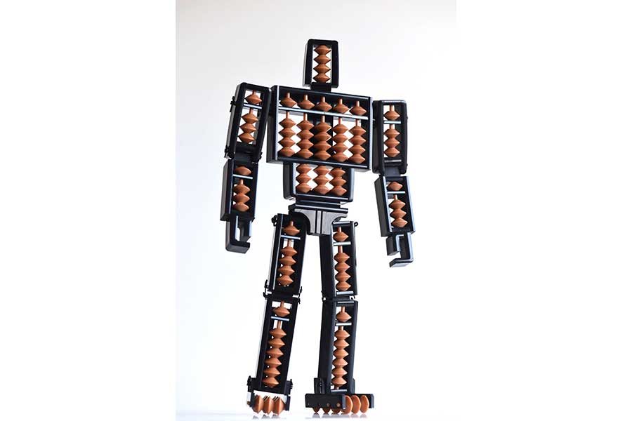 レトロな道具そろばんが、かっこいいロボットに！　“お約束”ともいえる足元の細工が可動への期待感を高める【写真提供：安居智博（@kami_robo_yasui）さん】