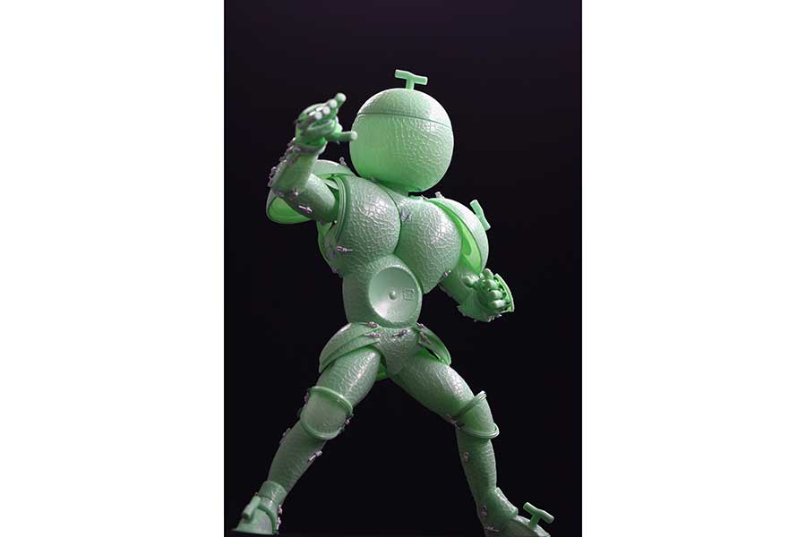 1種類の日用品を何個もつなげて人型を作る「日用品ヒーロー」のひとつ。アイスの容器が、かっこいいヒーローに大変身【写真提供：安居智博（@kami_robo_yasui）さん】