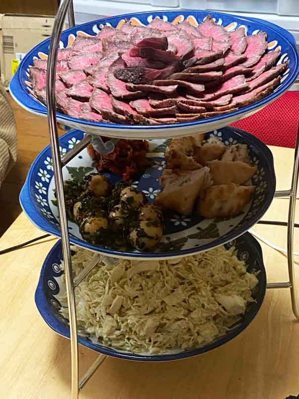 上段：ローストビーフ、中段：うずらとニラ和え、タコチャンジャ、春巻き、下段：コールスロー【写真提供：ドン（@don_redbell）さん】