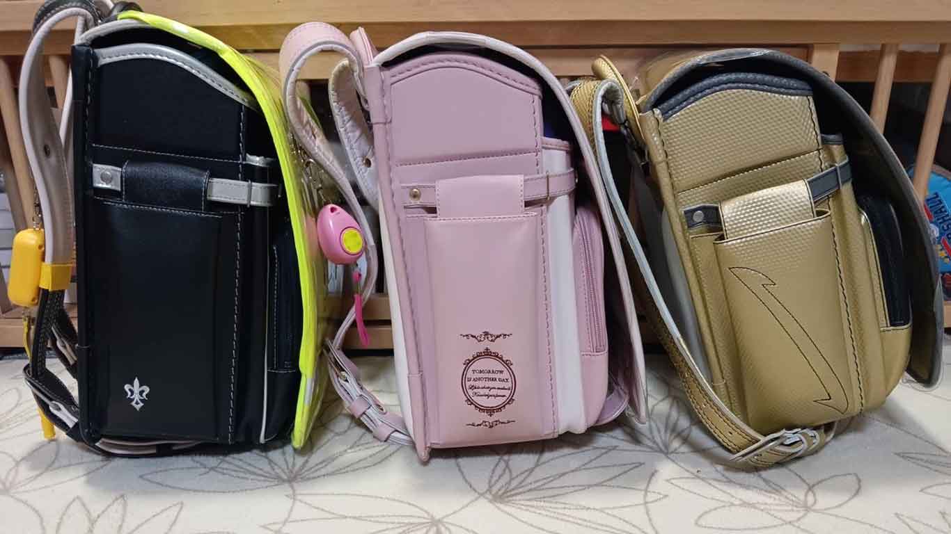 サイド部分のポケットに折りたたみ傘を入れられるのがお気に入り【写真提供：小川悠】