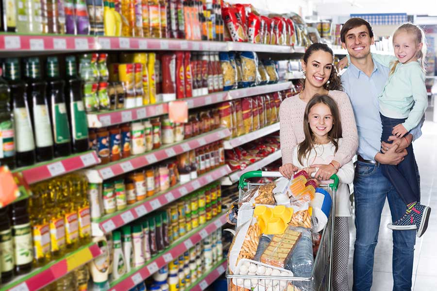 店内であっても子どもから目を離してはいけない。また、防犯面から子どもをカートに乗せている親が多い（写真はイメージ）【写真：PIXTA】