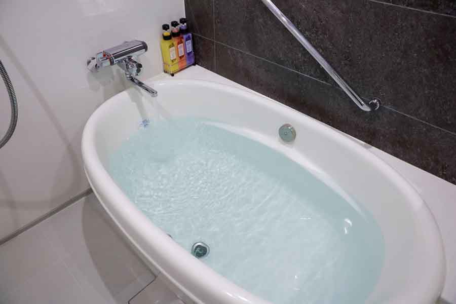 お湯を出しっぱなしにして、あふれさせないように注意（写真はイメージ）【写真：PIXTA】