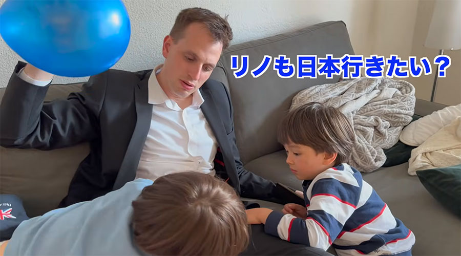 日本の100円ショップで購入したキラキラの風船を持つファビオさん（画像はスクリーンショット）