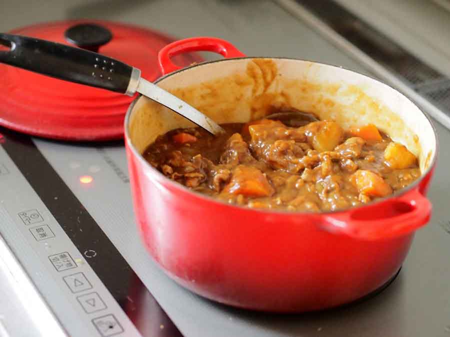 カレーを鍋に入れたまま放置するとウエルシュ菌増殖のリスクが（写真はイメージ）【写真：写真AC】