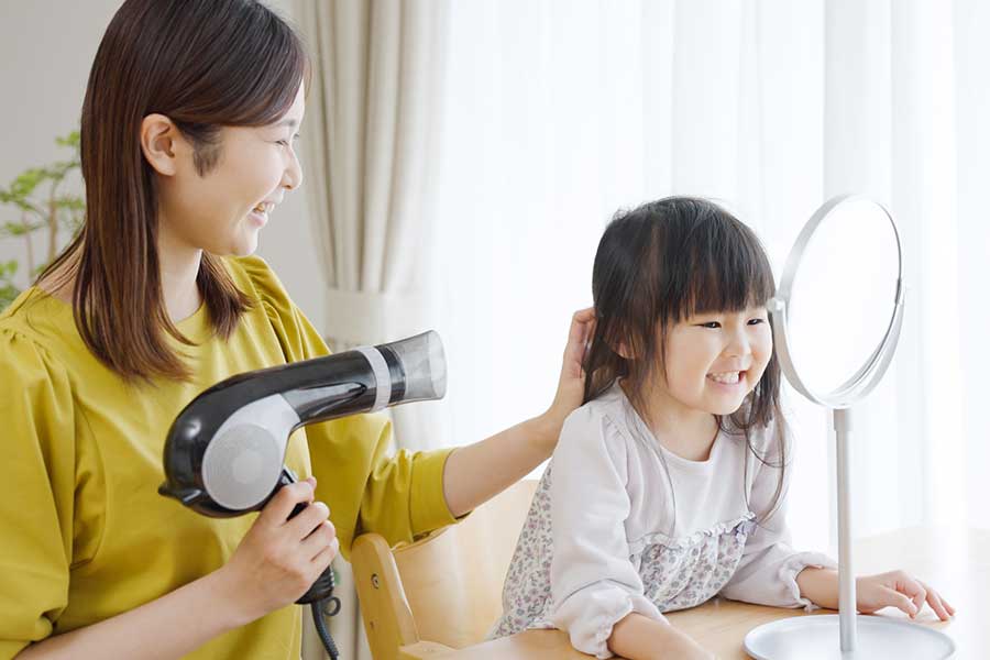 寝癖を直すには、しっかり髪を濡らして乾かすことが効果的（写真はイメージ）【写真：PIXTA】