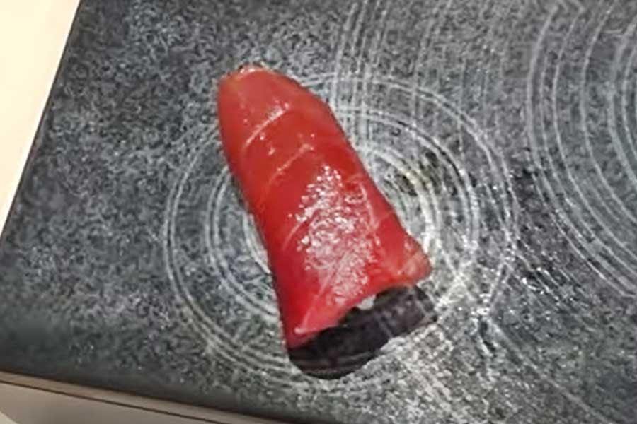 アメリカ人が言葉を失うほど感激したマグロの赤身（画像はスクリーンショット）