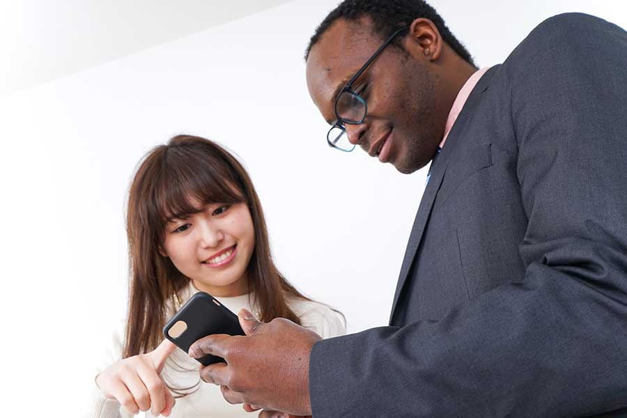 困っているときに日本人が道案内をしてくれて感激（写真はイメージ）【写真：PIXTA】