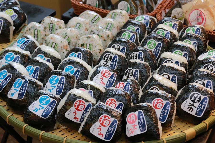 さまざまな味や形のおにぎり（写真はイメージ）【写真：PIXTA】